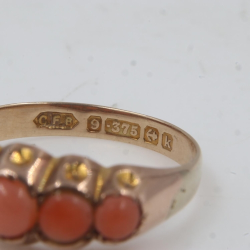 46 - Edwardian 9ct rose gold ring set with five graduated coral cabochons, size O, 1.8g. UK P&P Group 0 (... 