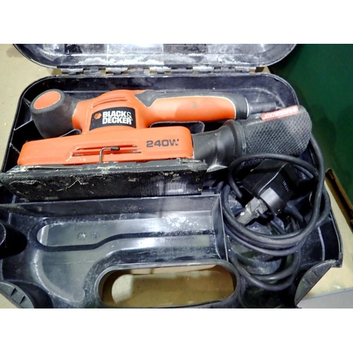 1858 - Black & Decker KA320E 230V electric sander. All electrical items in this lot have been PAT tested fo... 