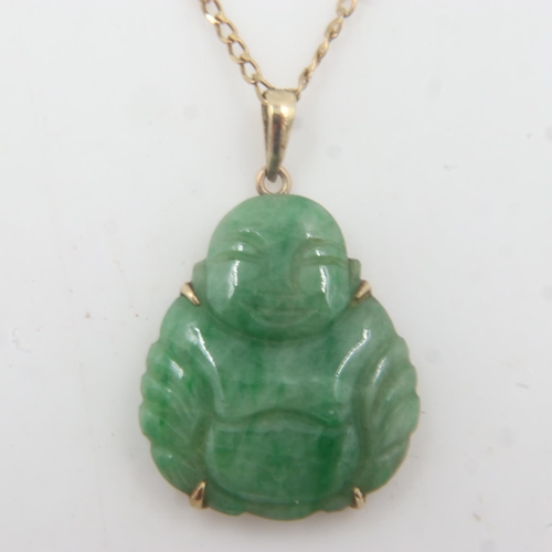 52 - A 9ct gold mounted carved jade pendant in the form of a Buddha, drop L: 25 mm, on a 9ct gold chain, ... 