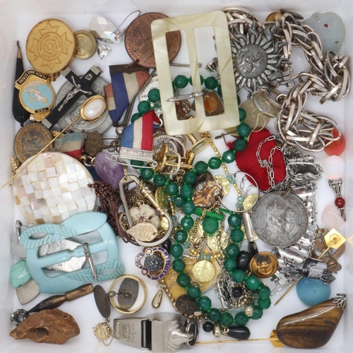 90 - Quantity of mixed costume jewellery. UK P&P Group 1 (£16+VAT for the first lot and £2+VAT for subseq... 