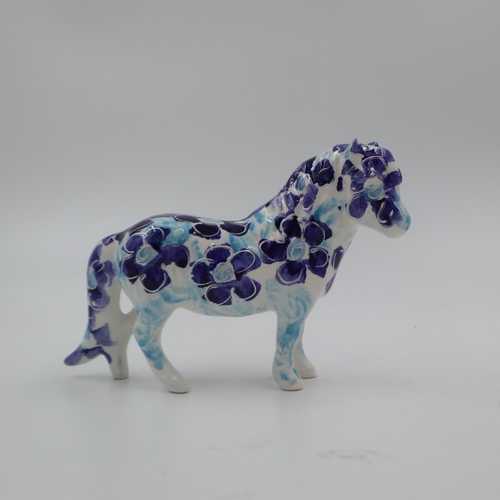 268 - Anita Harris pony, signed in gold, no cracks or chips, H: 12. UK P&P Group 1 (£16+VAT for the first ... 