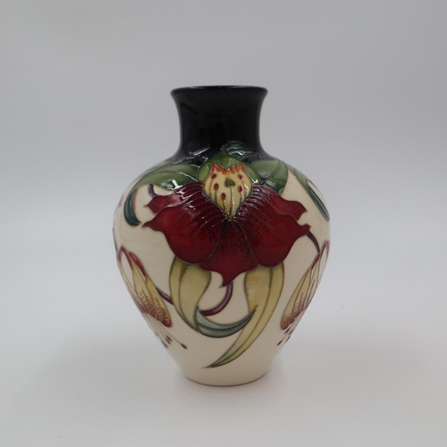 275 - Moorcroft vase in the Anna Lilly pattern, no cracks or chips, H: 20 cm. UK P&P Group 2 (£20+VAT for ... 