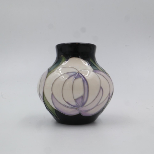 289 - Moorcroft vase in the White Rose pattern, 2015, no cracks or chips, H: 90 mm. UK P&P Group 1 (£16+VA... 