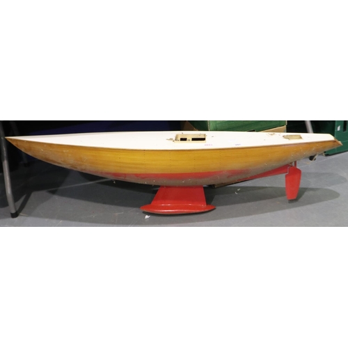 397 - Large wooden pond yacht hull with keel, nice build, L: 145 cm, beam 30 cm. Not available for in-hous... 