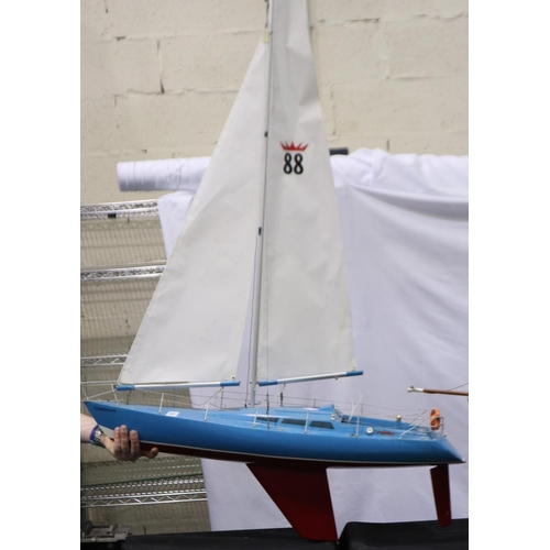 399 - Robbe Comtesse yacht, fitted radio control, requires transmitter, L: 95 cm. Not available for in-hou... 