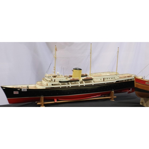 408 - Deans Marine Kit Royal yacht, Britannia, excellent build and finish, twin electrical motors and radi... 