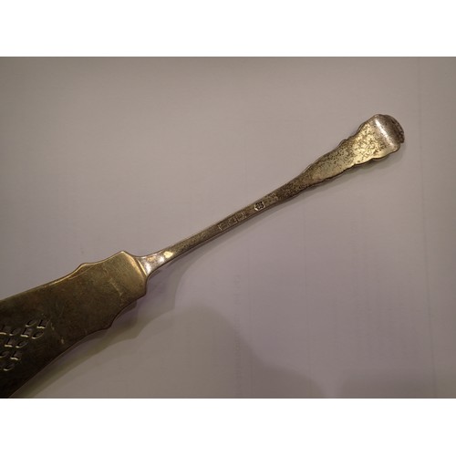 143 - London hallmarked silver two-piece fish servers, combined 164g, London assay. UK P&P Group 1 (£16+VA... 