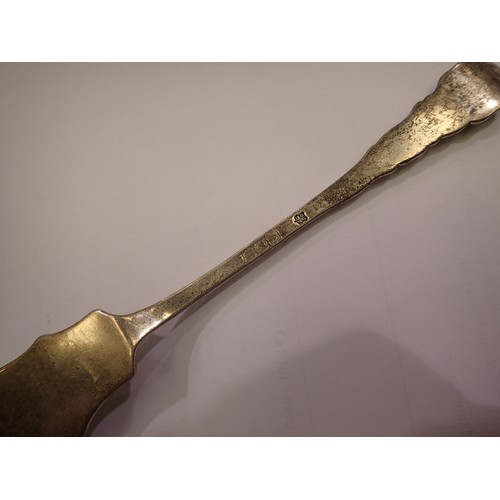 143 - London hallmarked silver two-piece fish servers, combined 164g, London assay. UK P&P Group 1 (£16+VA... 