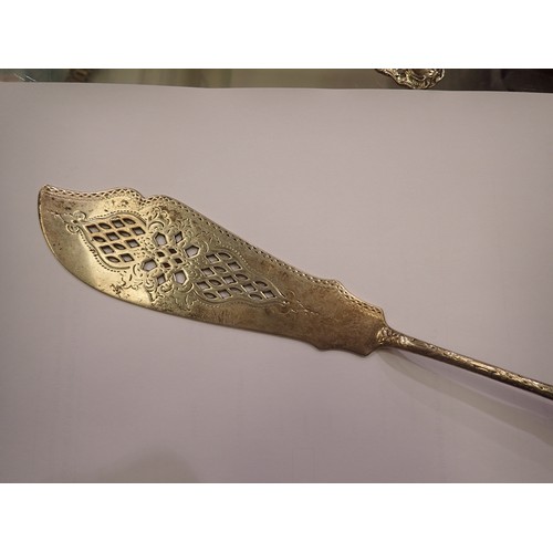 143 - London hallmarked silver two-piece fish servers, combined 164g, London assay. UK P&P Group 1 (£16+VA... 