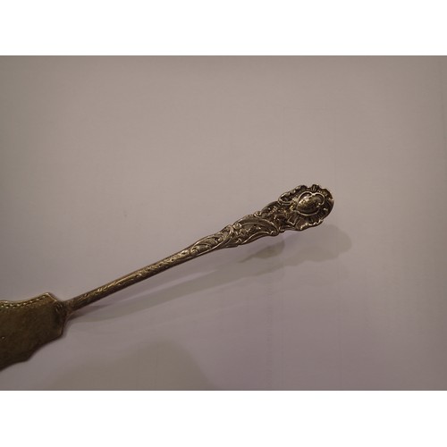 143 - London hallmarked silver two-piece fish servers, combined 164g, London assay. UK P&P Group 1 (£16+VA... 