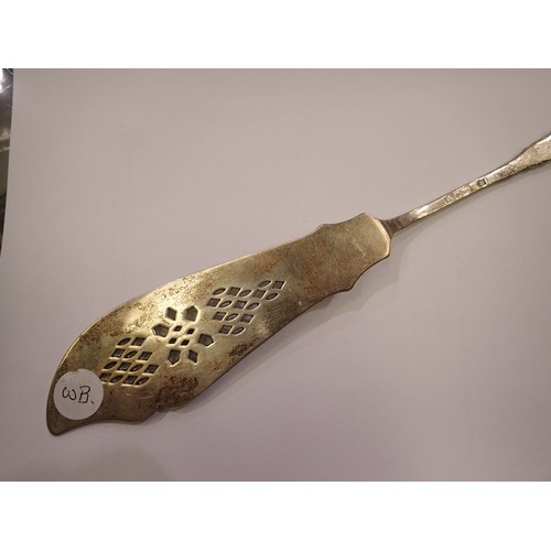 143 - London hallmarked silver two-piece fish servers, combined 164g, London assay. UK P&P Group 1 (£16+VA... 