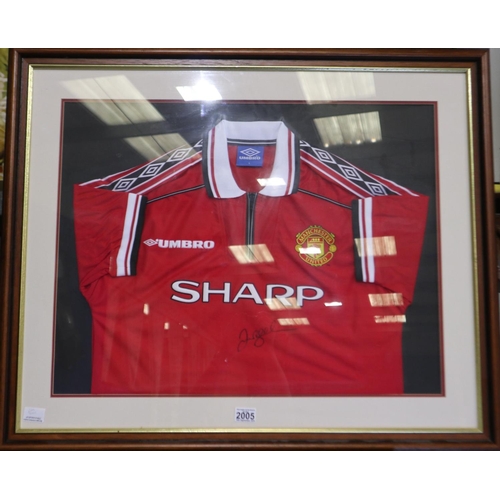 2005 - Framed Manchester United club 1996 David Beckham signed shirt, no CoA present. Not available for in-... 