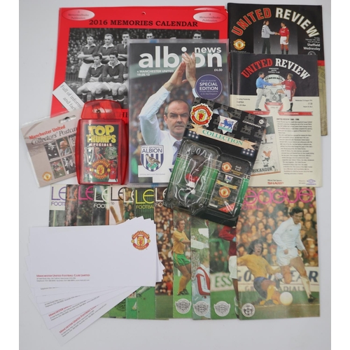 2015 - Collection of mixed football memorabilia to include Manchester United top trumps, Andy Cole figurine... 