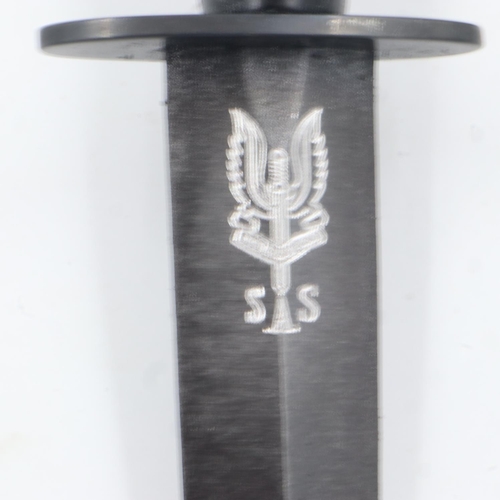 2137 - Current issue Commando Dagger and leather sheath, with SAS logo engraved to the blade. UK P&P Group ... 