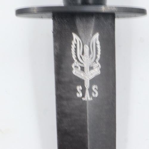 2137 - Current issue Commando Dagger and leather sheath, with SAS logo engraved to the blade. UK P&P Group ... 