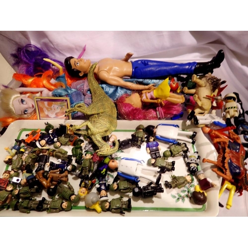 1010 - Tray of mixed soldier figures, dolls, and animals. Not available for in-house P&P