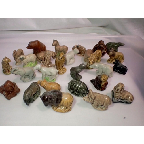 1054 - Twenty eight Wade Whimsies. UK P&P Group 1 (£16+VAT for the first lot and £2+VAT for subsequent lots... 