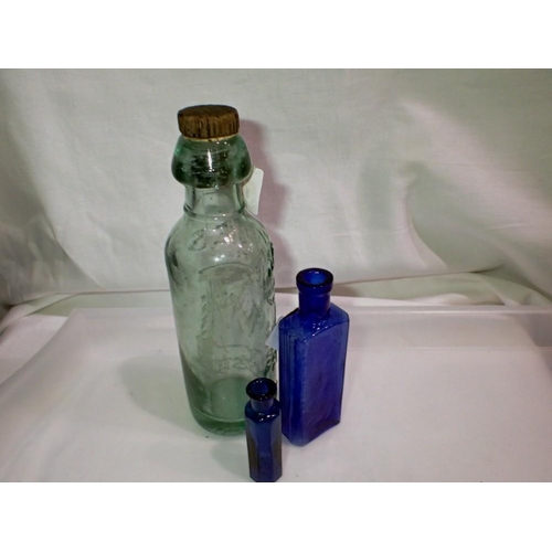 1060 - Vintage Masonic glass bottle with two blue glass examples. Not available for in-house P&P