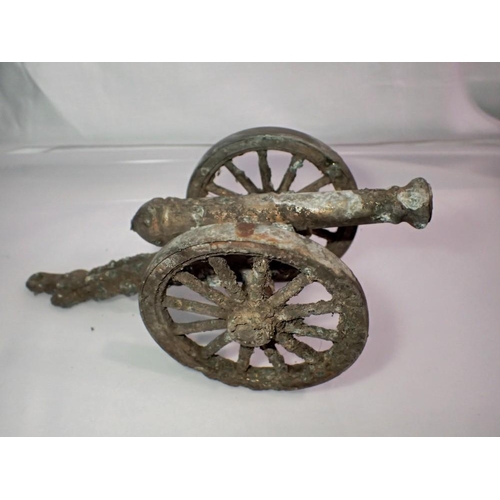 1069 - Brass desk cannon with heavy patina. UK P&P Group 1 (£16+VAT for the first lot and £2+VAT for subseq... 