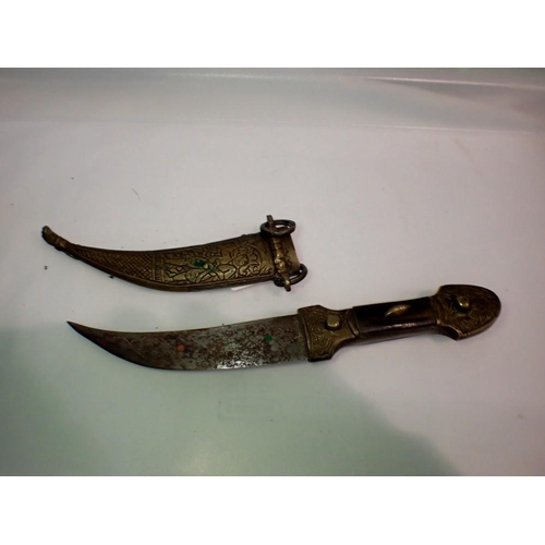 1070 - Small Arabic knife in brass sheath. UK P&P Group 1 (£16+VAT for the first lot and £2+VAT for subsequ... 