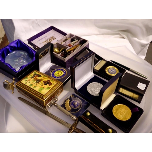 1098 - Mixed items, including medals and two seal sets. Not available for in-house P&P