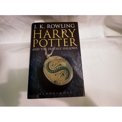 1110 - Harry Potter and The Deathly Hallows first edition book. UK P&P Group 1 (£16+VAT for the first lot a... 