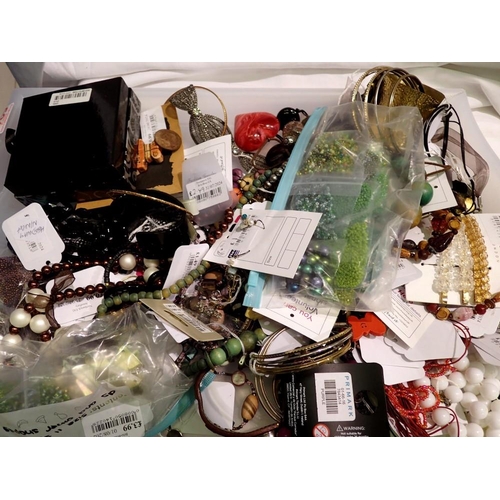 1143 - Quantity of mixed costume jewellery. UK P&P Group 2 (£20+VAT for the first lot and £4+VAT for subseq... 