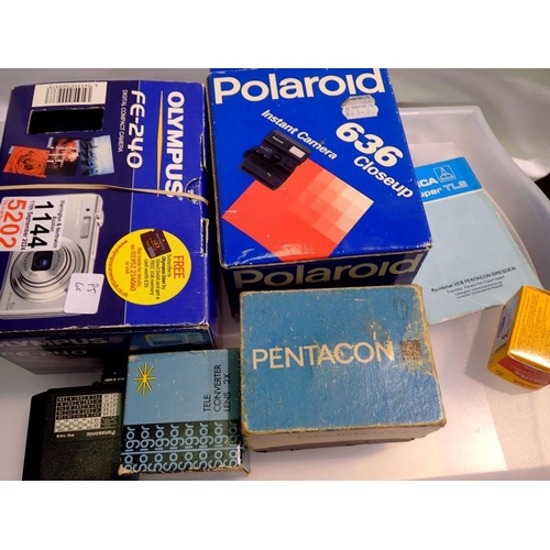 1144 - Polaroid 636 and an Olympus FE-240 box with accessories but no camera. UK P&P Group 2 (£20+VAT for t... 