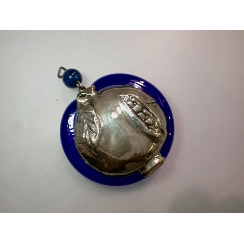 1177 - Silver and blue glass pendant. UK P&P Group 1 (£16+VAT for the first lot and £2+VAT for subsequent l... 