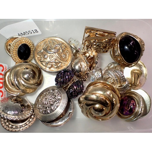 1178 - Box of 1970s costume jewellery earrings. UK P&P Group 1 (£16+VAT for the first lot and £2+VAT for su... 