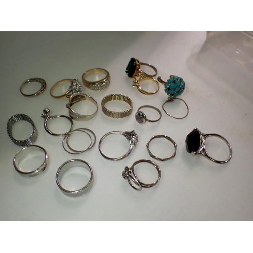 1181 - Mixed yellow and white metal rings, including M&S. UK P&P Group 1 (£16+VAT for the first lot and £2+... 