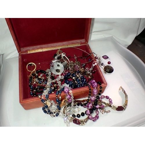 1183 - Box of costume jewellery. UK P&P Group 1 (£16+VAT for the first lot and £2+VAT for subsequent lots)