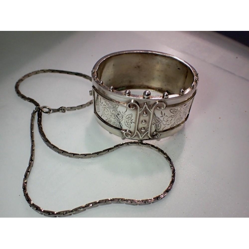 1184 - Continental silver snap bangle, 34g. UK P&P Group 1 (£16+VAT for the first lot and £2+VAT for subseq... 