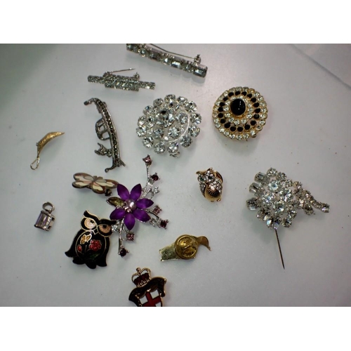 1185 - Mixed costume jewellery brooches. UK P&P Group 1 (£16+VAT for the first lot and £2+VAT for subsequen... 