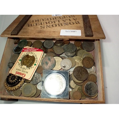 1186 - Wooden box of coins, medals and small costume jewellery items. UK P&P Group 1 (£16+VAT for the first... 