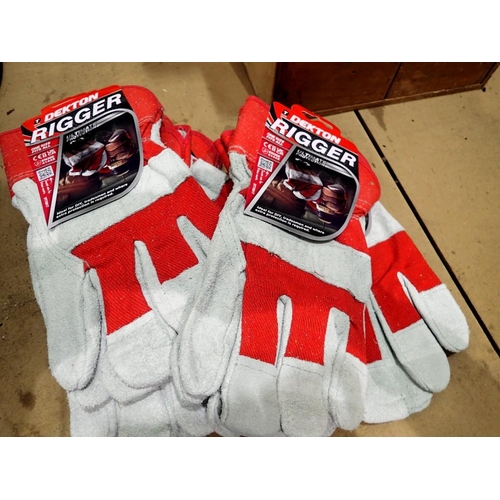 1800 - Six pairs of new Dekton ultimate projection one size rigger gloves. Not available for in-house P&P