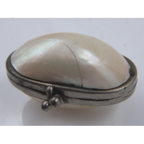 14 - Mother of pearl oval hinged box, crack on one side approx 30 mm to the mother of pearl, L: 45 mm. UK... 