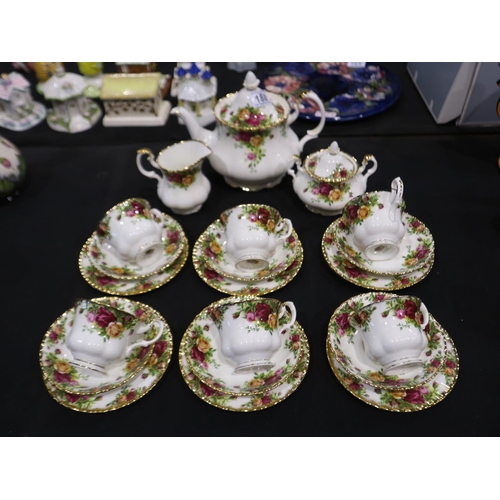 188 - 21 piece Royal Albert tea set, in the Old Country Roses pattern. Not available for in-house P&P