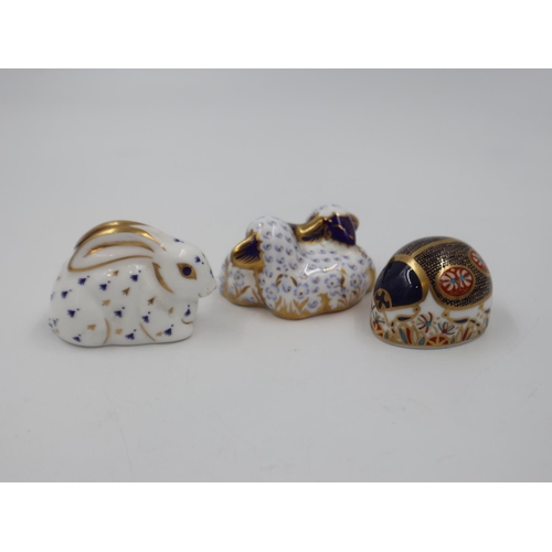 251 - Royal Crown Derby rabbit paperweight, a lady bird paperweight and a lamb paperweight, all with gold ... 