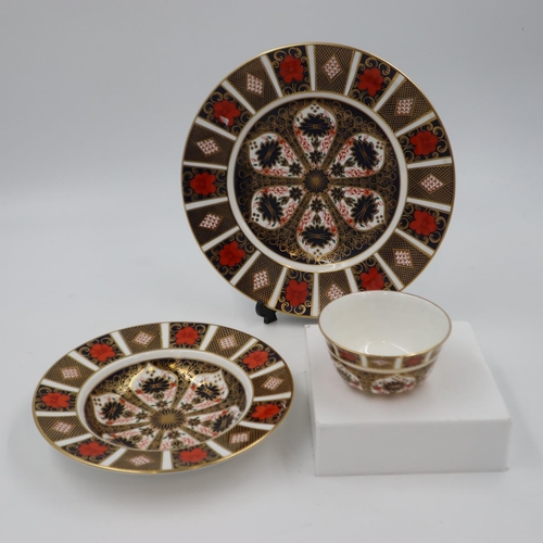 262 - Royal Crown Derby suite of three pieces in the 1128 pattern: dinner plate, rimmed soup bowl and a te... 