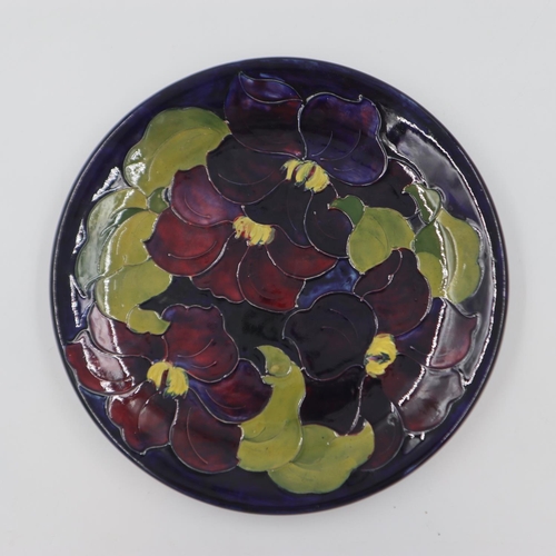 277 - Moorcroft plate in the Clematis pattern with Queen Mary sticker, no cracks or chips, D: 26 cm. UK P&... 