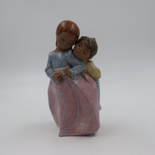 290 - Lladro Gres figure, A Simple gift, H: 23 cm. UK P&P Group 2 (£20+VAT for the first lot and £4+VAT fo... 