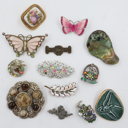 69 - Quantity of mixed costume brooches. UK P&P Group 1 (£16+VAT for the first lot and £2+VAT for subsequ... 