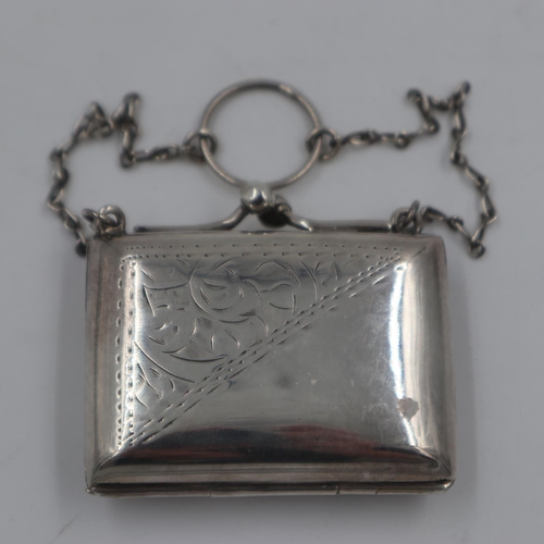 128 - White metal purse with chain, size 6 cm x 4.5 cm x 1.2 cm. UK P&P Group 2 (£20+VAT for the first lot... 