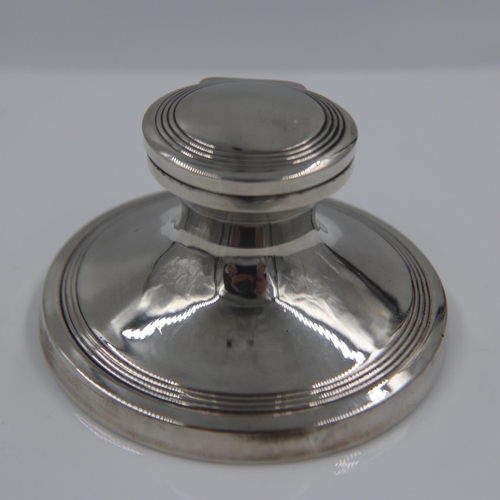 131 - Sterling silver inkwell with weighted base and glass liner. UK P&P Group 1 (£16+VAT for the first lo... 