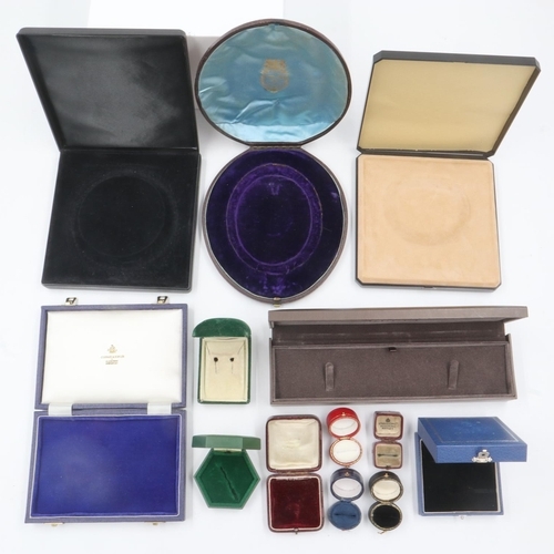 75 - Mixed antique and vintage jewellery boxes, with later examples including Gucci. UK P&P Group 2 (£20+... 