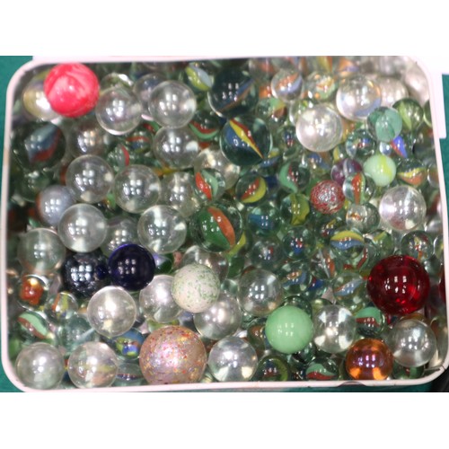 1038 - Tin of mixed marbles and Trivial Pursuits game, Genius III edition. Not available for in-house P&P