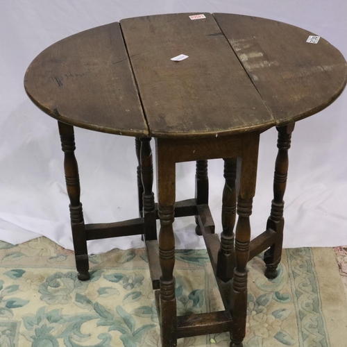 2130 - Late 18th/early 19th century oak drop leaf table of small proportions, 70 x 60 x 68 cm H (open). Not... 