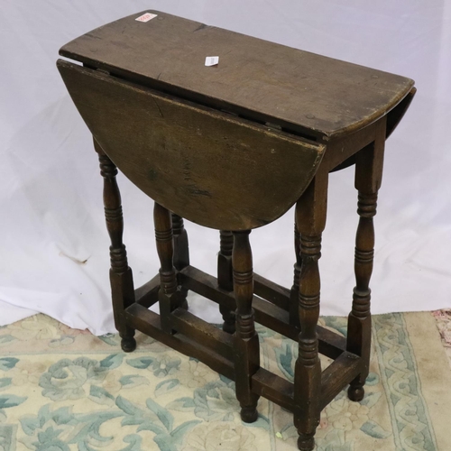 2130 - Late 18th/early 19th century oak drop leaf table of small proportions, 70 x 60 x 68 cm H (open). Not... 