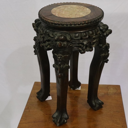 2134 - 19th century Chinese padouk wood vase stand with inset rouge marble top of small proportions, H: 36 ... 